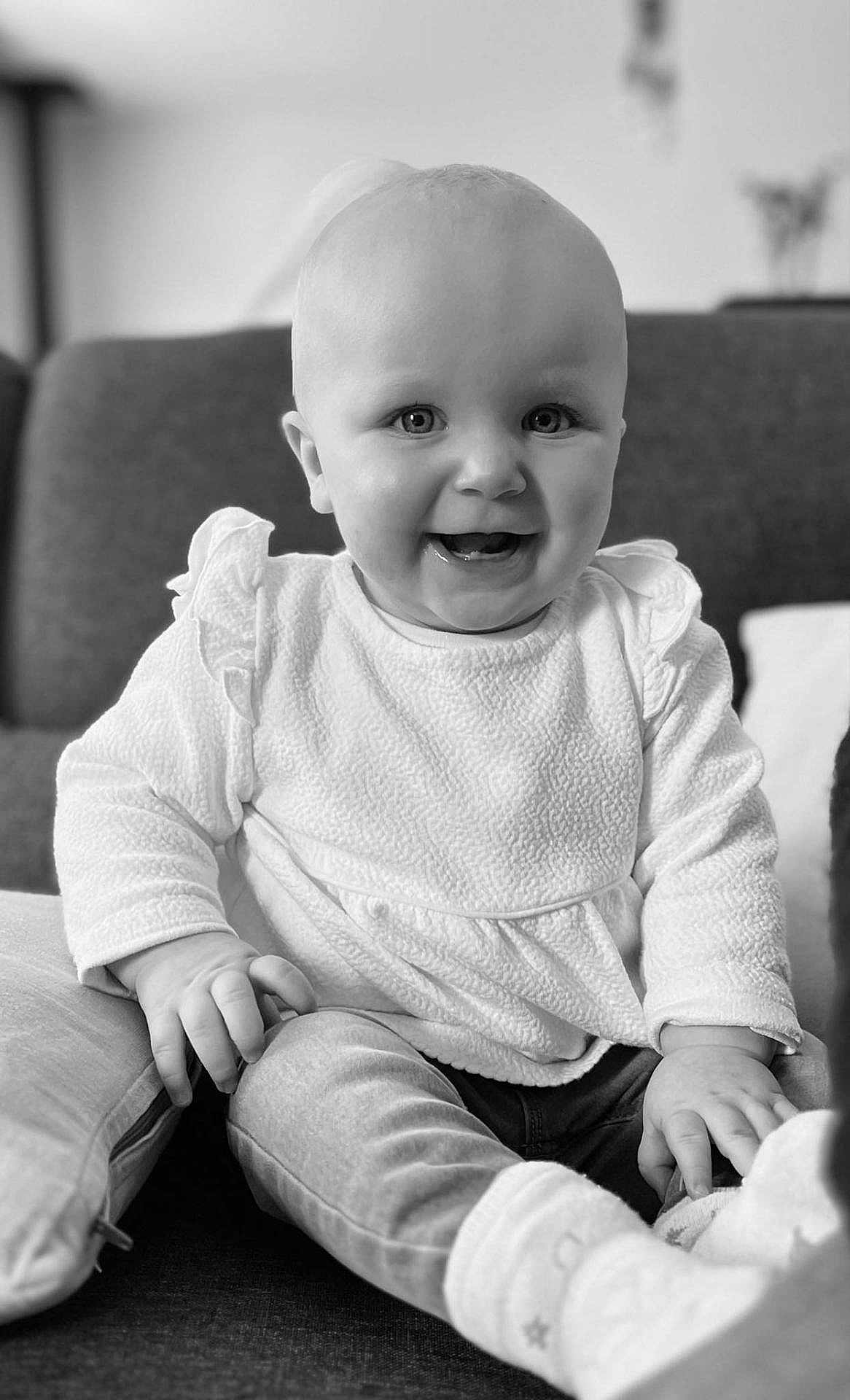 Aria a rejoint le concours — aidez-le/la à gagner de superbes lots ! baby, babylaughing, bodypart, clothing, couch, cushion, face, finger, furniture, hand, happy, head, homedecor, laughing, pants, person, photography, portrait, sitting, smile