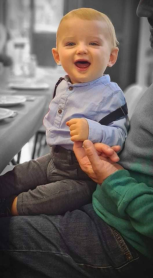 Elio a rejoint le concours — aidez-le/la à gagner de superbes lots ! baby, baby_toddler_clothing, child, comfort, finger, fun, gesture, happy, lap, laugh, leg, nail, person, portrait_photography, sitting, skin, smile, table, tableware, thumb