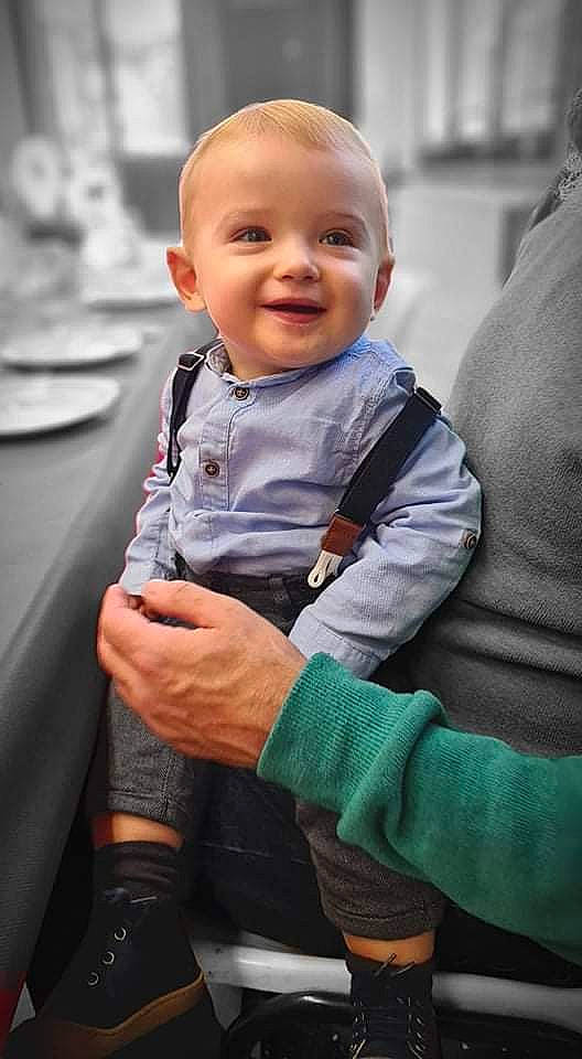 Elio a rejoint le concours — aidez-le/la à gagner de superbes lots ! baby, baby_toddler_clothing, beauty, cheek, child, comfort, eye, gesture, hand, happy, human, joint, joy, people, person, skin, sleeve, smile, standing, t_shirt