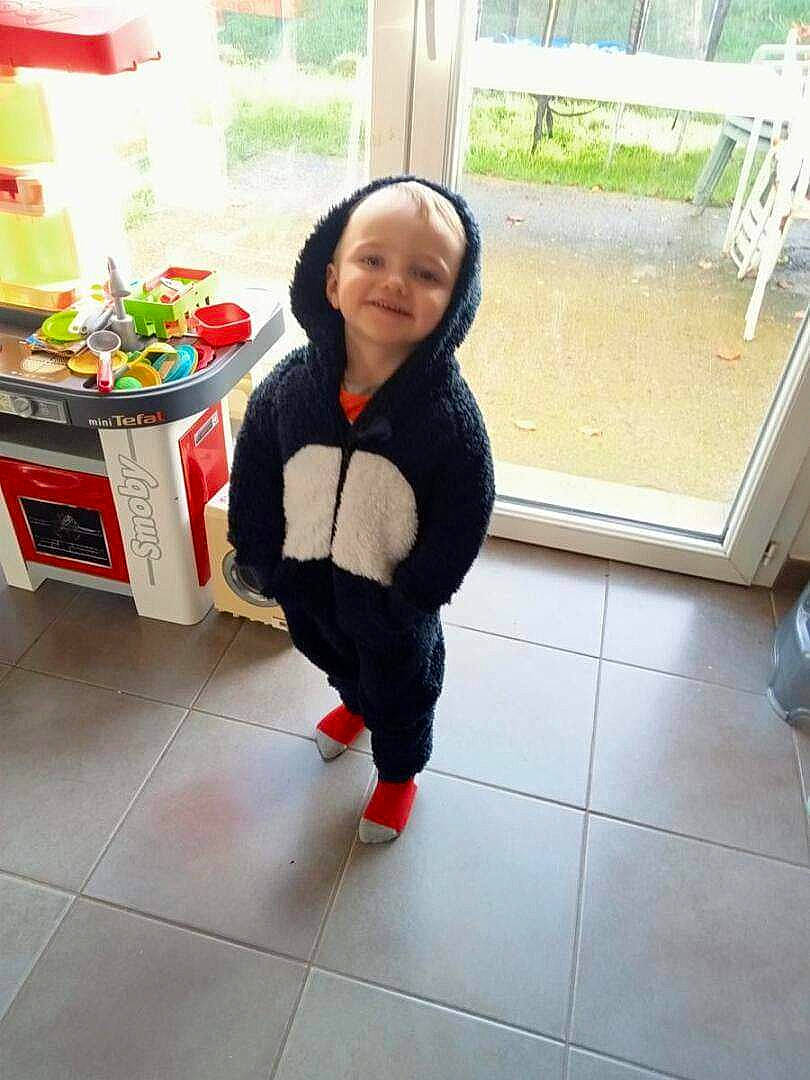 Cameron participe au concours pour gagner de l'argent avec cette photo : baby, baby_toddler_clothing, child, cleanliness, floor, flooring, fun, happy, hardwood, joy, leisure, person, play, room, sitting, sleeve, smile, snapshot, toddler, travel