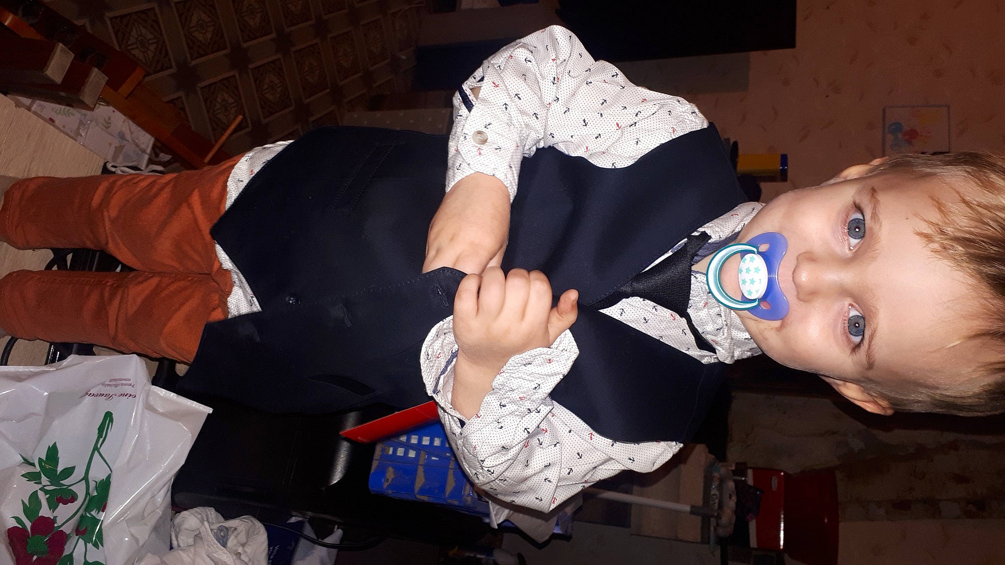 Cameron a rejoint le concours — aidez-le/la à gagner de superbes lots ! baby, child, event, fun, gesture, happy, joy, organ, person, room, toddler, wrist