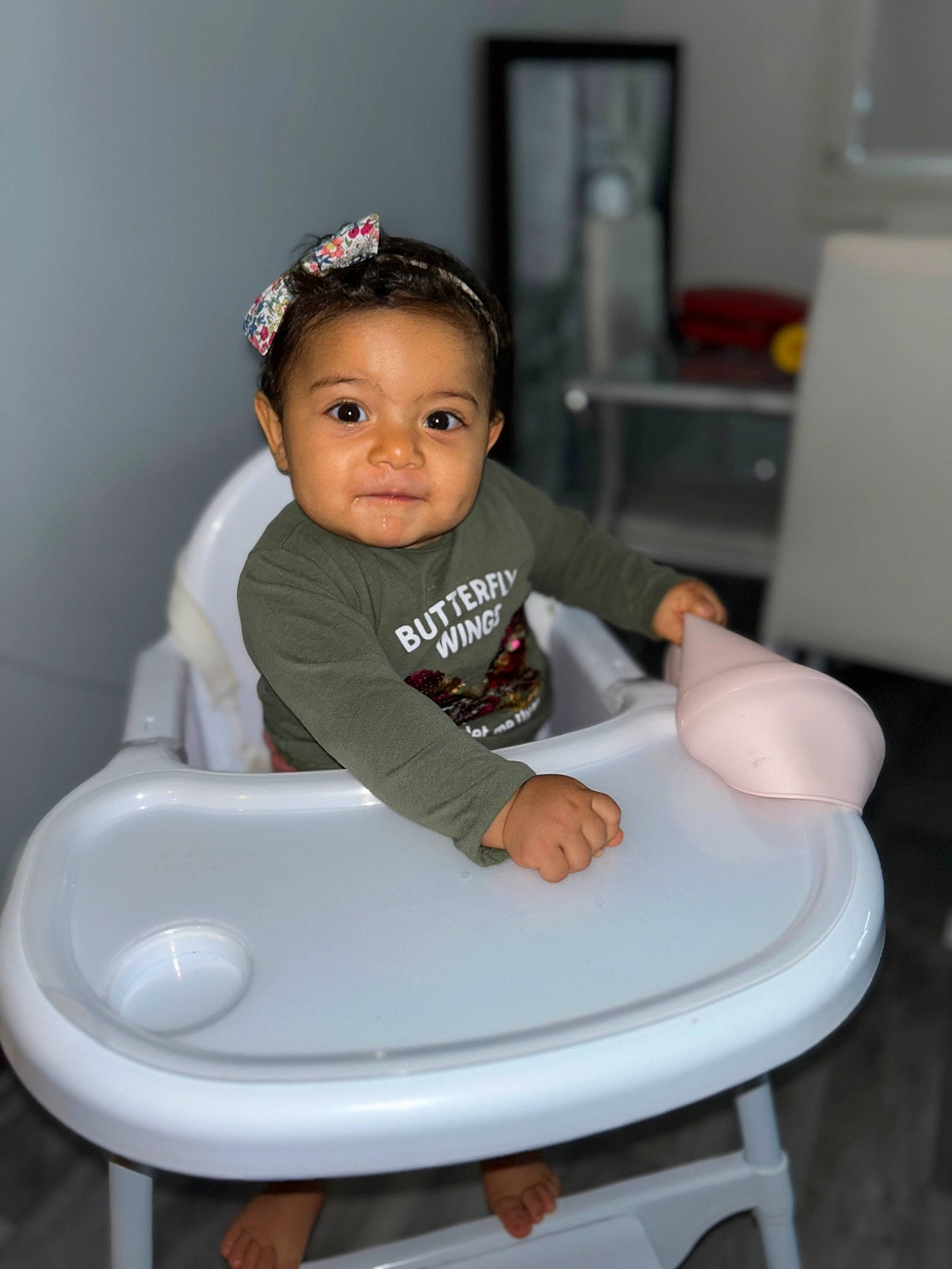 Assia a rejoint le concours — aidez-le/la à gagner de superbes lots ! baby, baby_products, baby_toddler_clothing, chair, child, circle, comfort, dishware, fun, hand, knee, leg, oval, person, plastic, sitting, sleeve, t_shirt, table, thigh