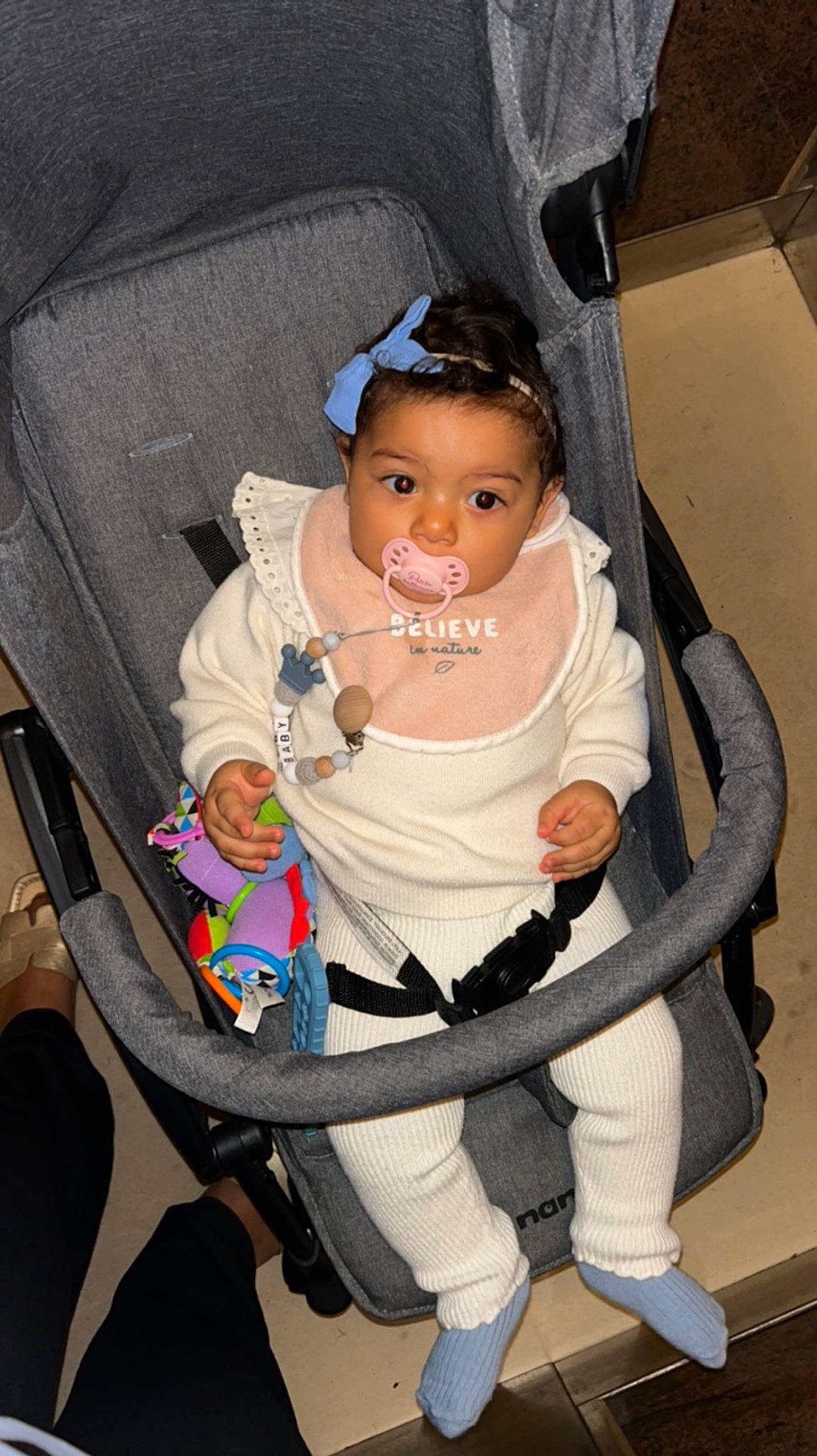 Assia a rejoint le concours — aidez-le/la à gagner de superbes lots ! baby, baby_carriage, baby_products, baby_safety, baby_toddler_clothing, car_seat, chair, cheek, child, comfort, eyelash, fashion_accessory, fun, lap, person, product, service, sitting, thigh, toddler