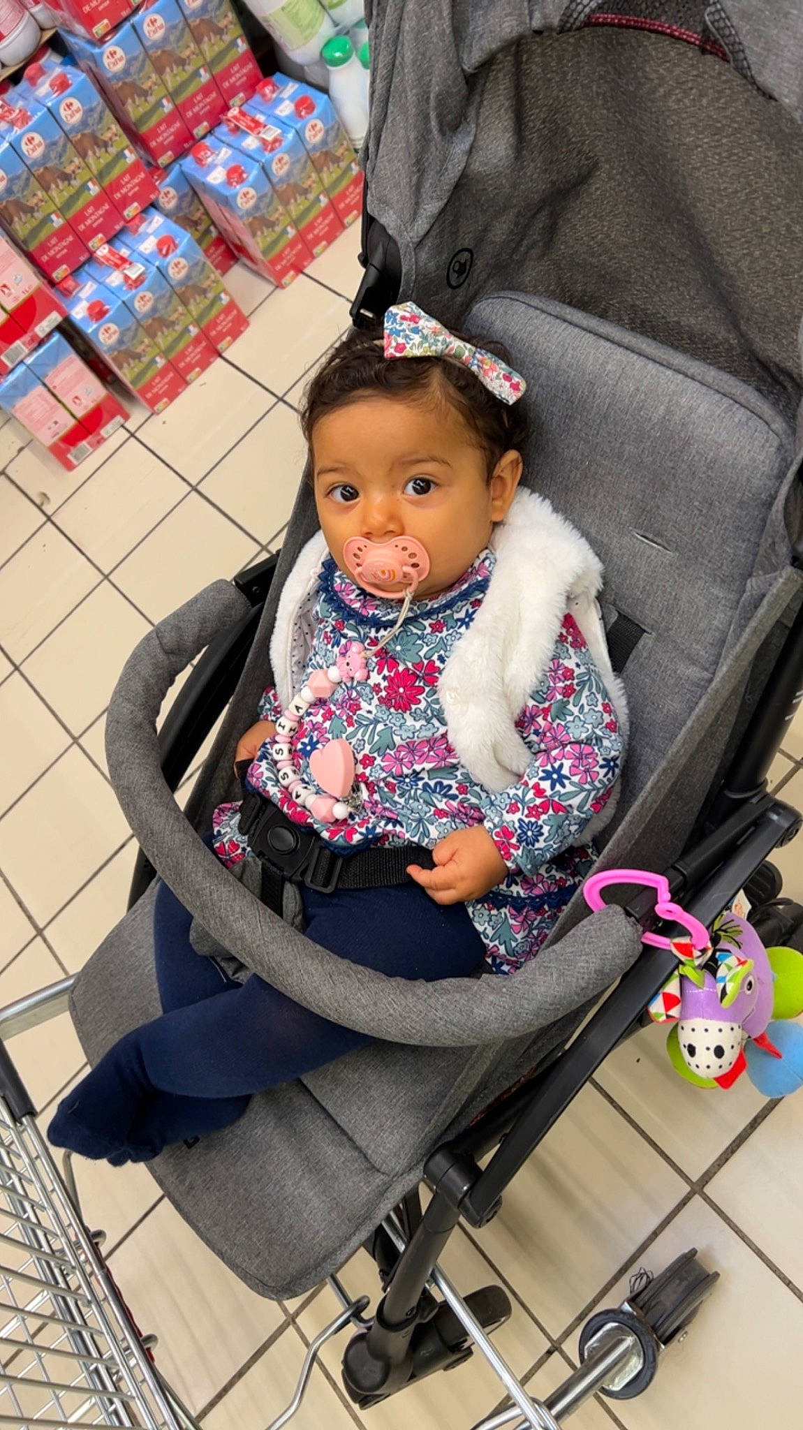 Assia participe au concours pour gagner de l'argent avec cette photo : baby, baby_carriage, baby_products, baby_safety, baby_toddler_clothing, bag, chair, child, comfort, fashion_accessory, fun, lap, leisure, magenta, people, person, product, sitting, thigh, toddler