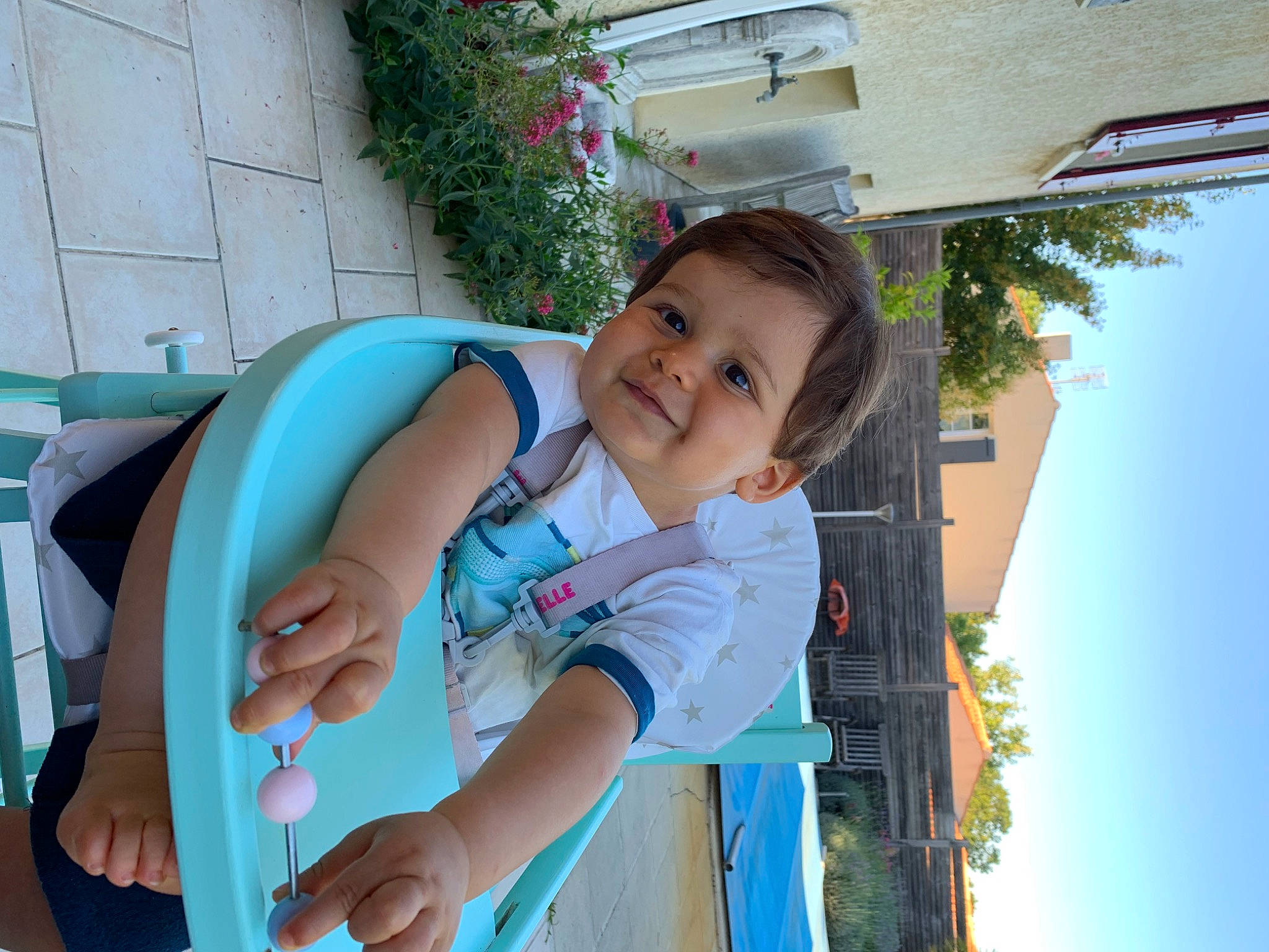 Deepan participe au concours pour gagner de l'argent avec cette photo : arm, baby, baby_products, baby_toddler_clothing, chair, child, electric_blue, fun, grass, happy, house, joy, leisure, person, plant, recreation, sitting, sky, smile, toddler