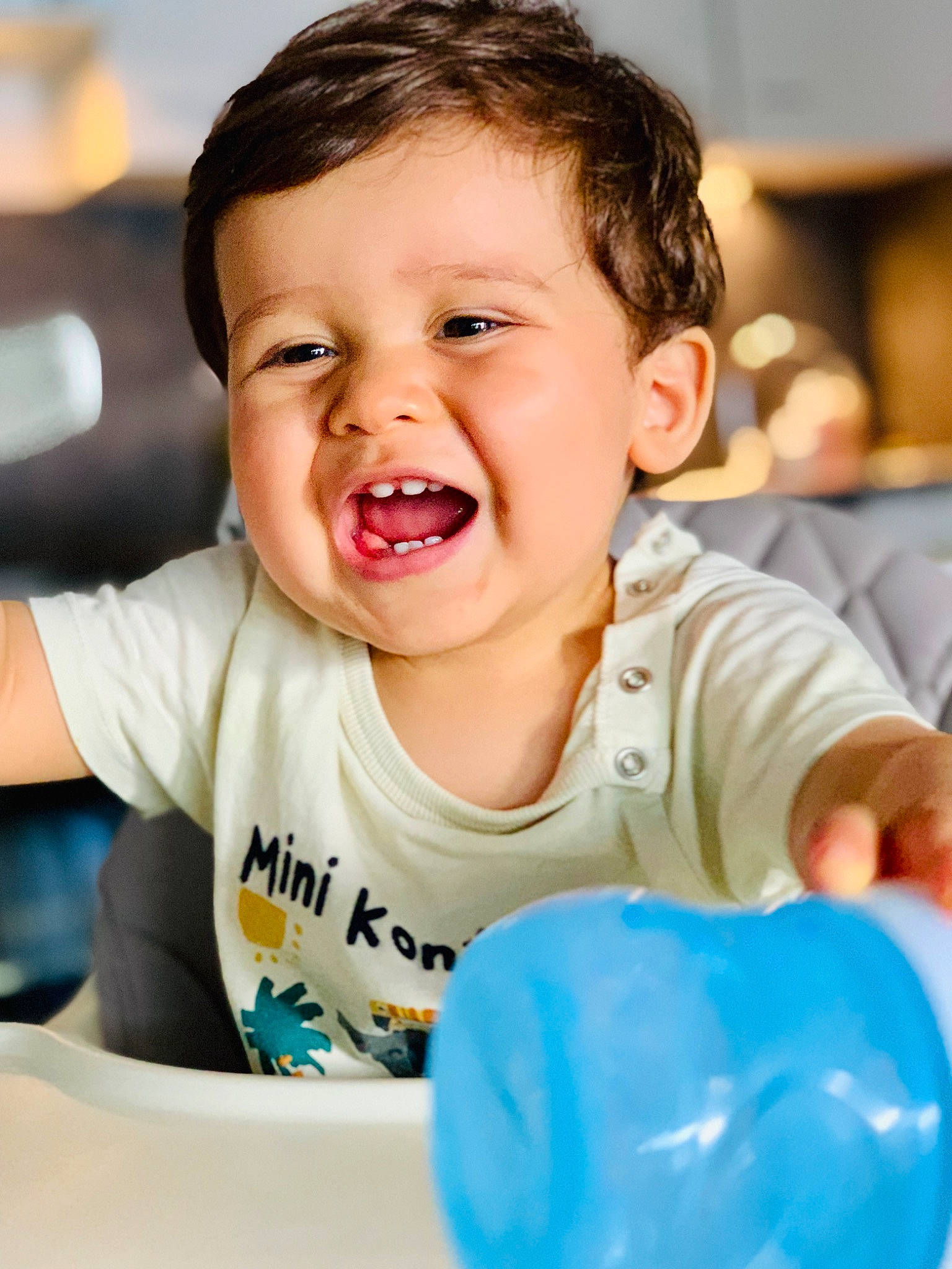 Deepan a rejoint le concours — aidez-le/la à gagner de superbes lots ! arm, baby, baby_toddler_clothing, blue, cheek, child, face, finger, fun, gesture, hairstyle, happy, mouth, nose, person, shout, sitting, skin, sleeve, t_shirt
