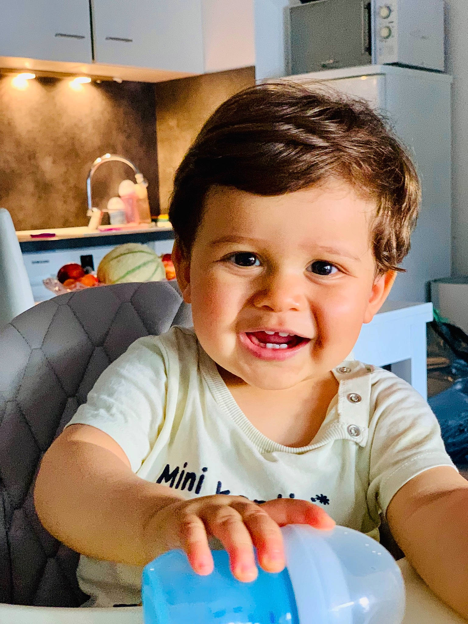 Deepan a rejoint le concours — aidez-le/la à gagner de superbes lots ! baby, baby_toddler_clothing, blue, child, eyelash, facial_expression, finger, fun, happy, joy, leisure, mouth, person, plastic_bottle, room, sitting, skin, smile, t_shirt, thumb