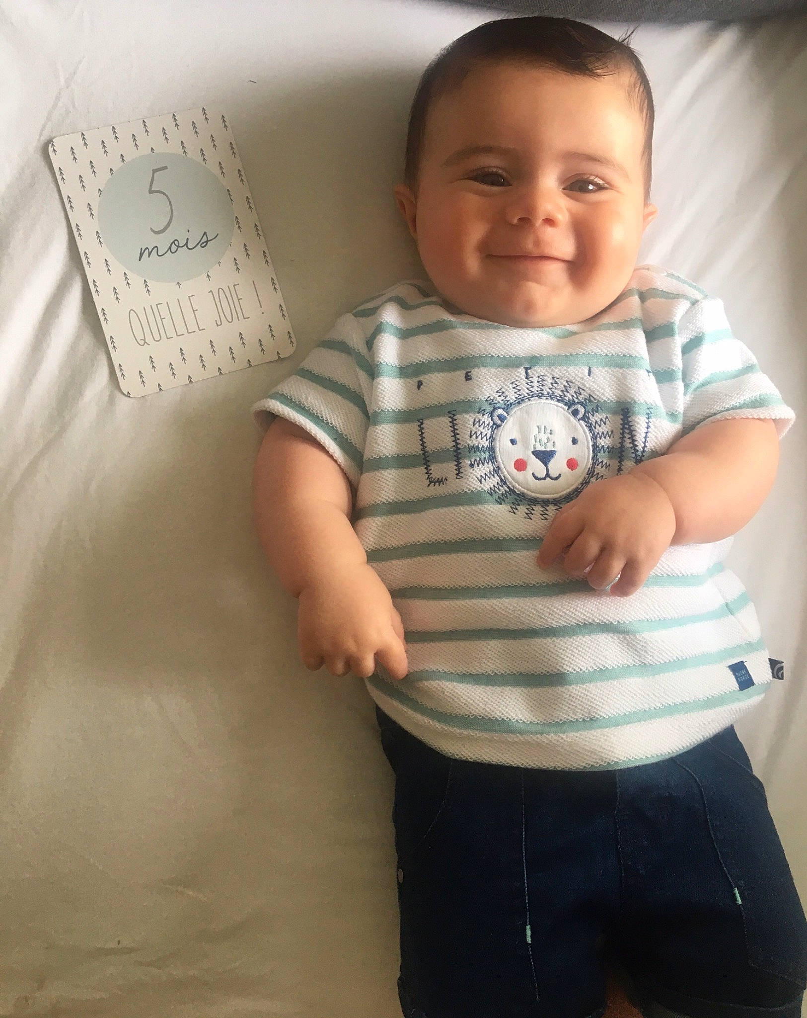 Luis a rejoint le concours — aidez-le/la à gagner de superbes lots ! baby, baby_toddler_clothing, cheek, child, comfort, elbow, eye, face, finger, gesture, happy, joy, pattern, person, skin, sleeve, smile, stomach, t_shirt, toddler