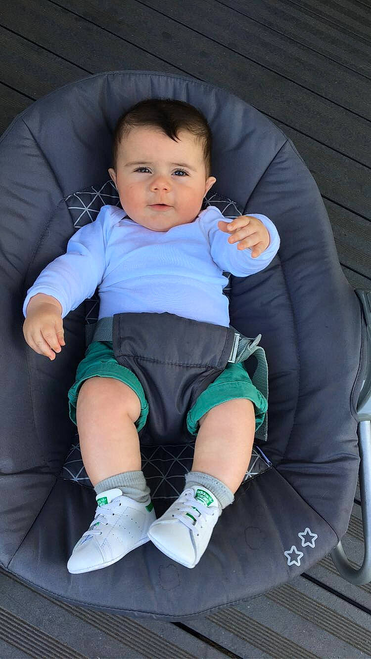 Luis a rejoint le concours — aidez-le/la à gagner de superbes lots ! arm, azure, baby, baby_toddler_clothing, chair, comfort, cool, finger, flash_photography, fun, lap, leg, person, shorts, sleeve, sneakers, sock, t_shirt, textile, thigh