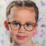 Maëlyne a rejoint le concours — aidez-le/la à gagner de superbes lots ! background, braids, child, colorful, cute, eyewear, face, fashion, flowers, girl, glasses, happy, headshot, indoors, necklace, person, portrait, smile, white_shirt, young