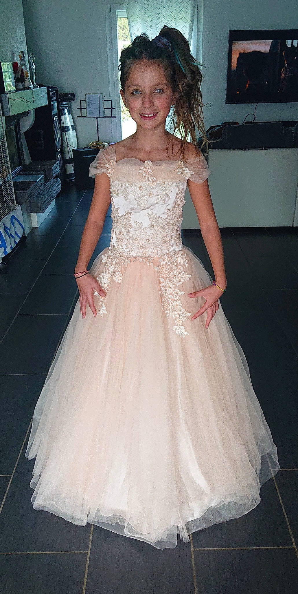 Shaïna participe au concours pour gagner de l'argent avec cette photo : bridal_clothing, bridal_party_dress, day_dress, dress, embellishment, flooring, gown, happy, human_body, joy, neck, one_piece_garment, person, red_carpet, smile, strapless_dress, thigh, trunk, waist, wedding_ceremony_supply