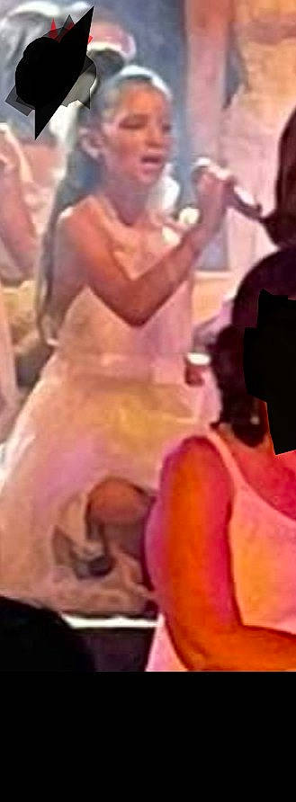 Shaïna a rejoint le concours — aidez-le/la à gagner de superbes lots ! art, finger, font, fruit, fun, gesture, human_leg, knee, leisure, magenta, person, petal, sitting, thigh, thumb, visual_arts