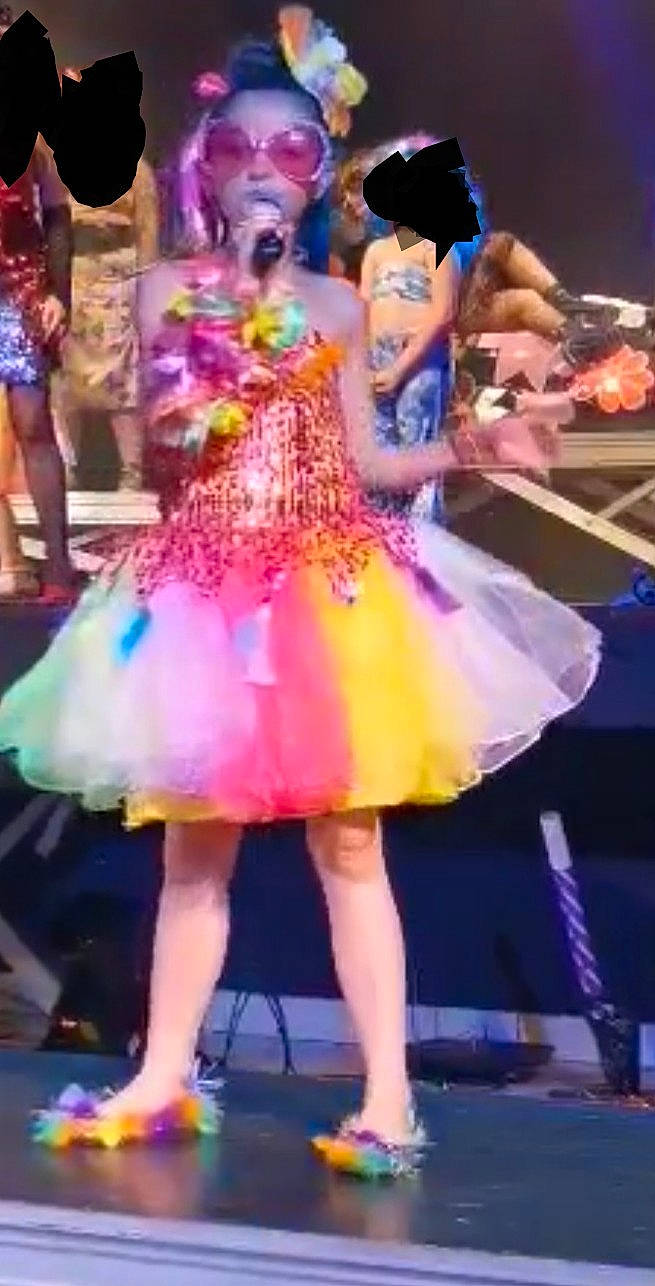 Shaïna a rejoint le concours — aidez-le/la à gagner de superbes lots ! barbie, dancer, day_dress, doll, dress, entertainment, event, fashion_design, fun, hat, headwear, magenta, one_piece_garment, performance_art, performing_arts, person, pink, purple, stage, thigh