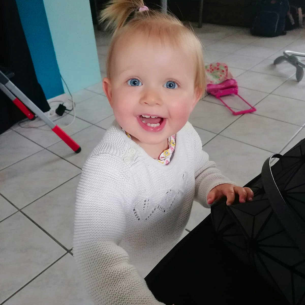 Louise participe au concours pour gagner de l'argent avec cette photo : accessories, baby, baton, bodypart, clothing, couch, dress, face, furniture, happy, head, jewelry, mouth, necklace, pants, person, photography, portrait, sitting, stick
