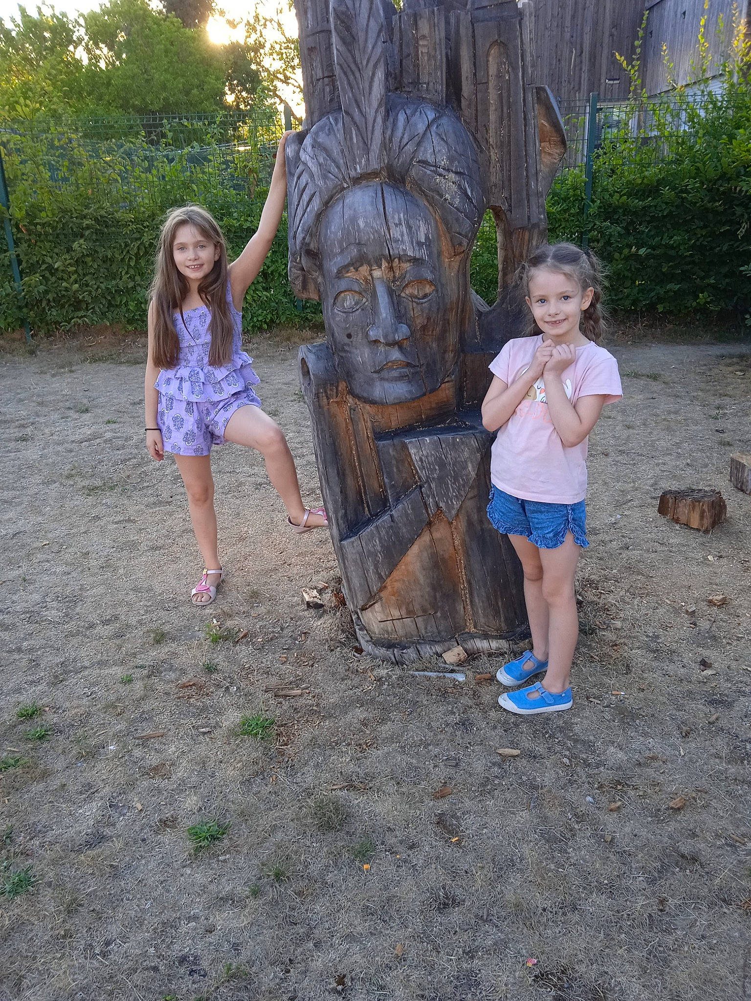 Perine a rejoint le concours — aidez-le/la à gagner de superbes lots ! art, child, city, fun, grass, happy, human_body, joy, landscape, lawn_ornament, leisure, person, plant, recreation, sculpture, smile, soil, t_shirt, toddler, tree