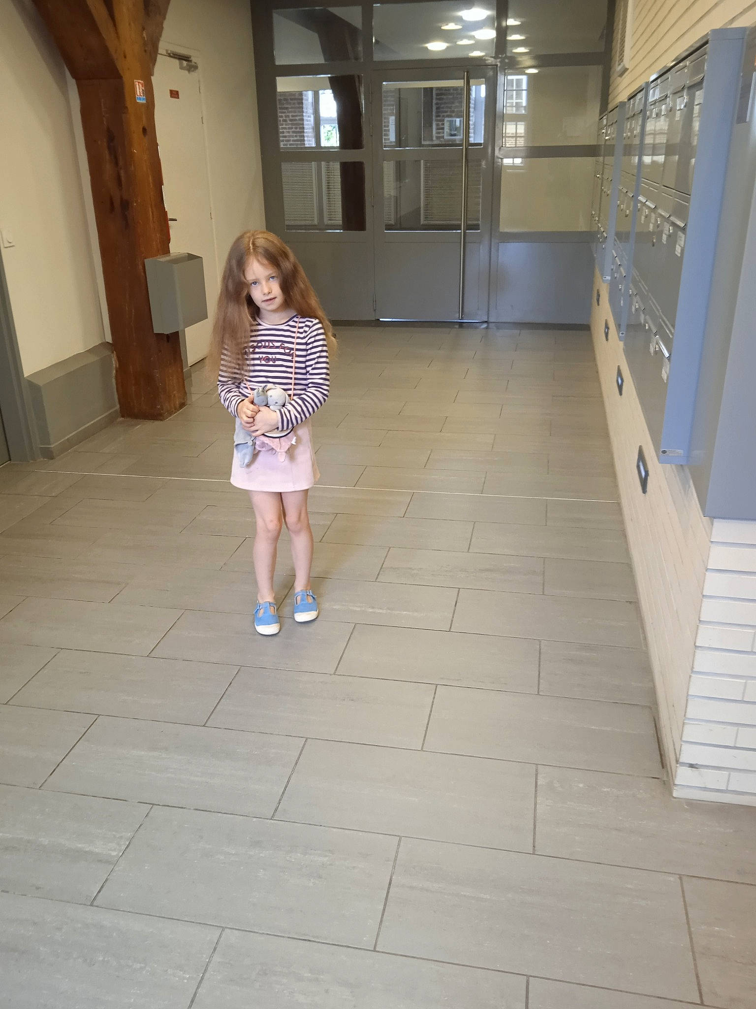 Perine a rejoint le concours — aidez-le/la à gagner de superbes lots ! city, concrete, door, floor, flooring, fun, hardwood, human_leg, leg, leisure, pattern, person, room, shelf, shoe, shorts, sidewalk, standing, thigh, waist