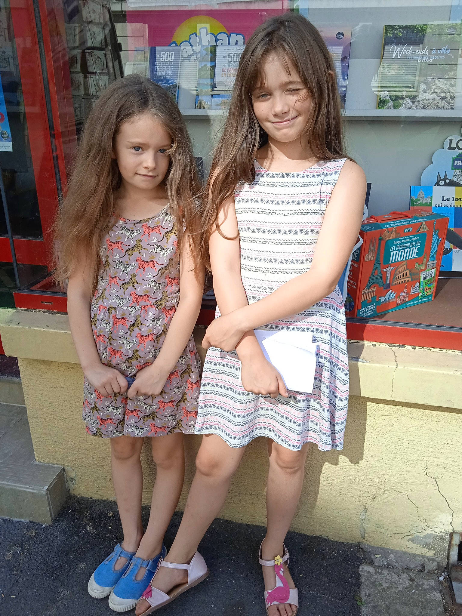 Perine participe au concours pour gagner de l'argent avec cette photo : clothing, dress, fashion_design, footwear, hair, happy, head, joint, joy, leg, leisure, person, shoe, shoulder, skin, smile, sneakers, social_group, standing, style