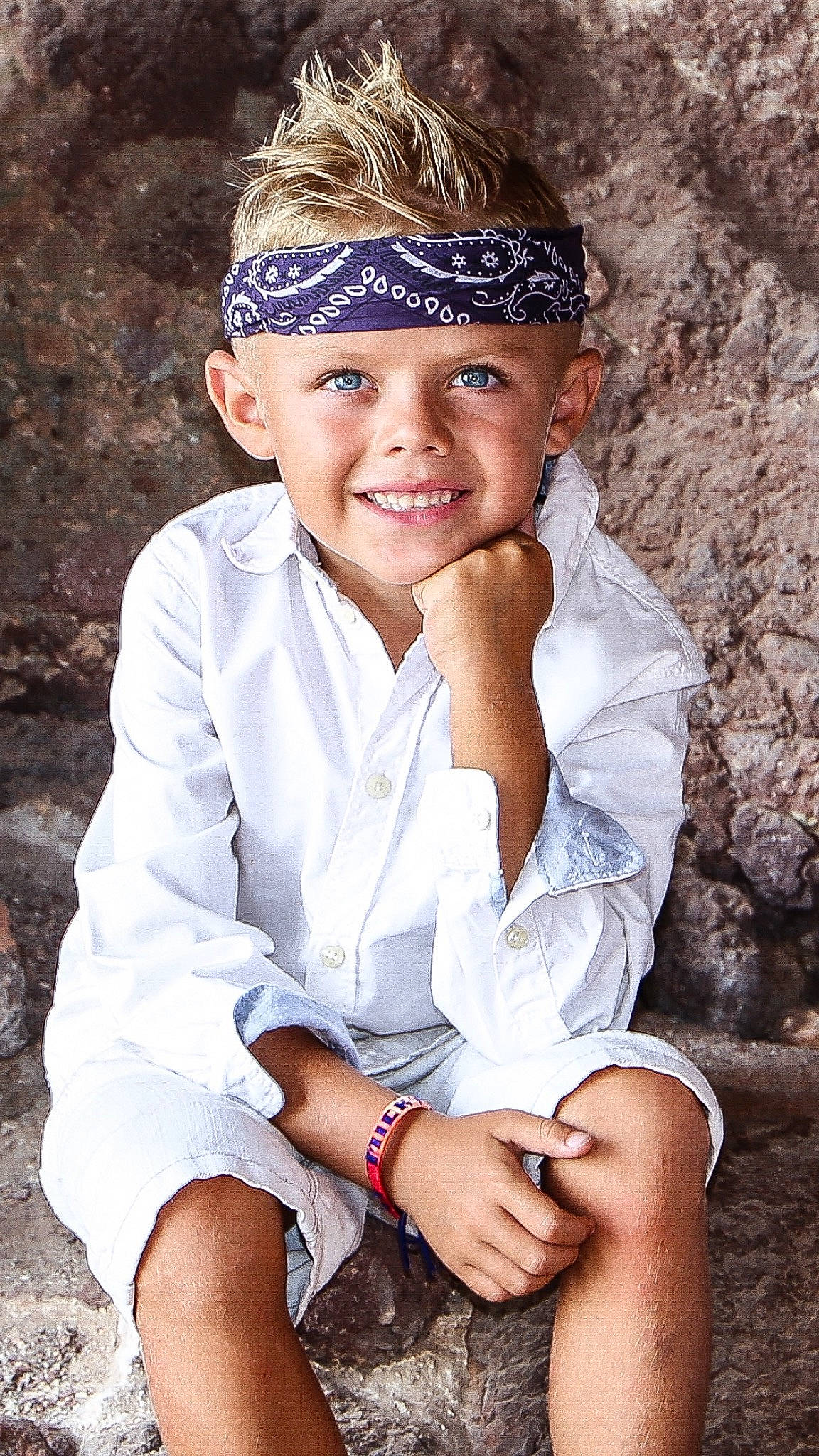 Micky a rejoint le concours — aidez-le/la à gagner de superbes lots ! beauty, child, child_model, cool, fashion_accessory, hair_accessory, headband, headgear, headpiece, headwear, joy, model, person, photo_shoot, photography, sitting, smile