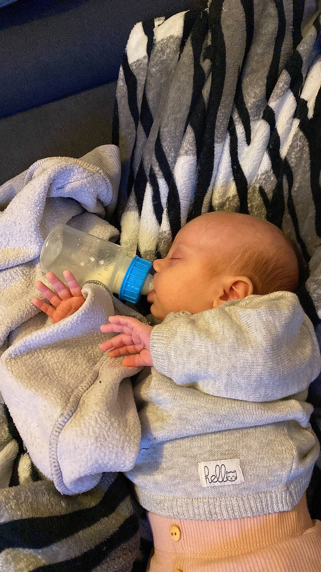 Julianne a rejoint le concours — aidez-le/la à gagner de superbes lots ! baby, baby_products, baby_sleeping, baby_toddler_clothing, bedtime, car_seat, cheek, child, comfort, finger, linens, nail, nap, pattern, person, sitting, skin, sleep, textile, thumb