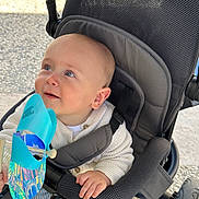 Léo a rejoint le concours — aidez-le/la à gagner de superbes lots ! baby, blue_eyes, child, closeup, curious, cute, daylight, fabric, face, hand, head, infant, knit_sweater, outdoor, portrait, seat_belt, striped_pants, stroller, toy, wheel