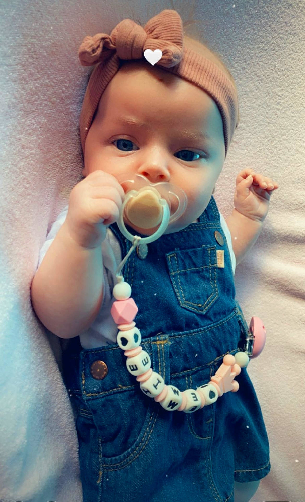 Emie a rejoint le concours — aidez-le/la à gagner de superbes lots ! arm, azure, baby_toddler_clothing, cheek, dress, drinkware, eyelash, finger, gesture, hand, happy, hat, head, human_body, iris, lip, mouth, nose, person, skin