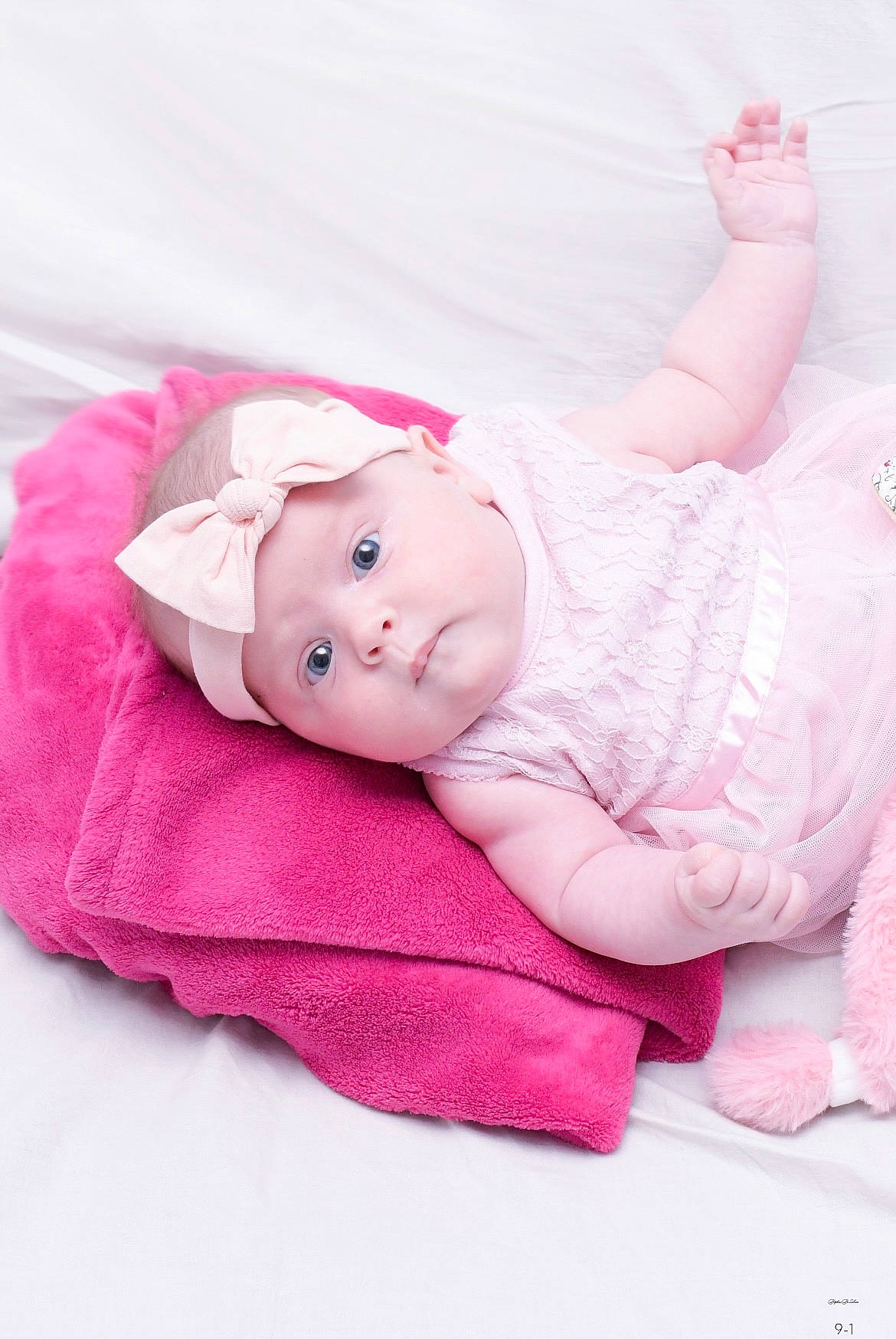 Emie a rejoint le concours — aidez-le/la à gagner de superbes lots ! baby, baby_toddler_clothing, comfort, dress, fashion_accessory, flooring, foot, happy, headwear, human_body, leg, linens, lip, magenta, pattern, person, pink, sitting, skin, sleeve