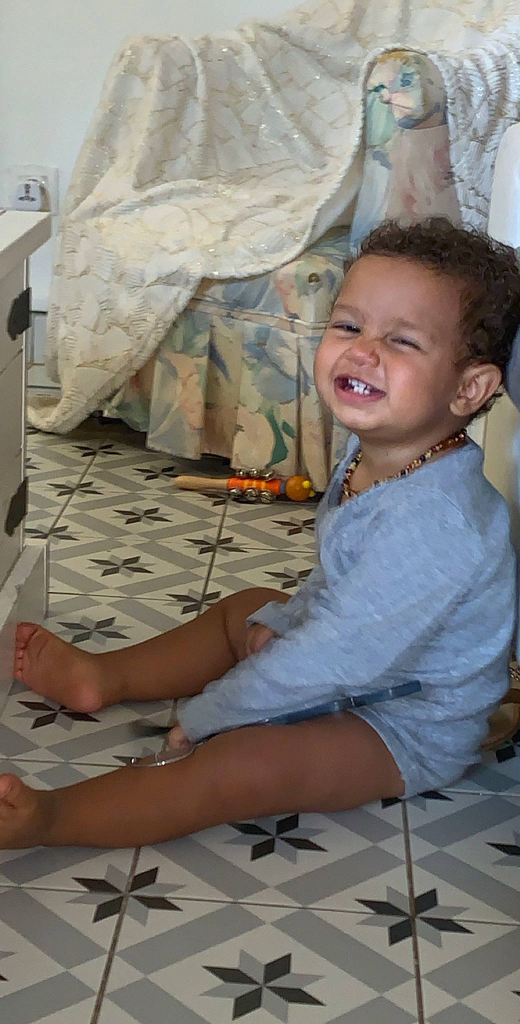 Layvin a rejoint le concours — aidez-le/la à gagner de superbes lots ! child, fun, joy, leg, person, sitting, smile, toddler, vacation