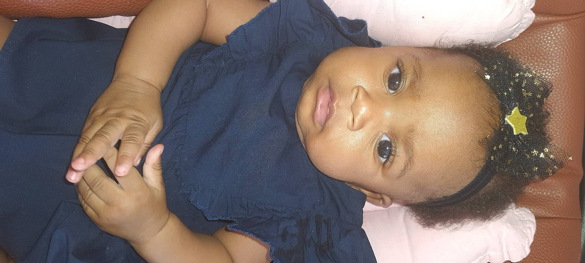 Marie Jeannette a rejoint le concours — aidez-le/la à gagner de superbes lots ! black_hair, cheek, eyelash, facial_expression, finger, forehead, gesture, hand, happy, human_body, iris, joint, lip, mouth, muscle, neck, nose, person, skin, vertebrate