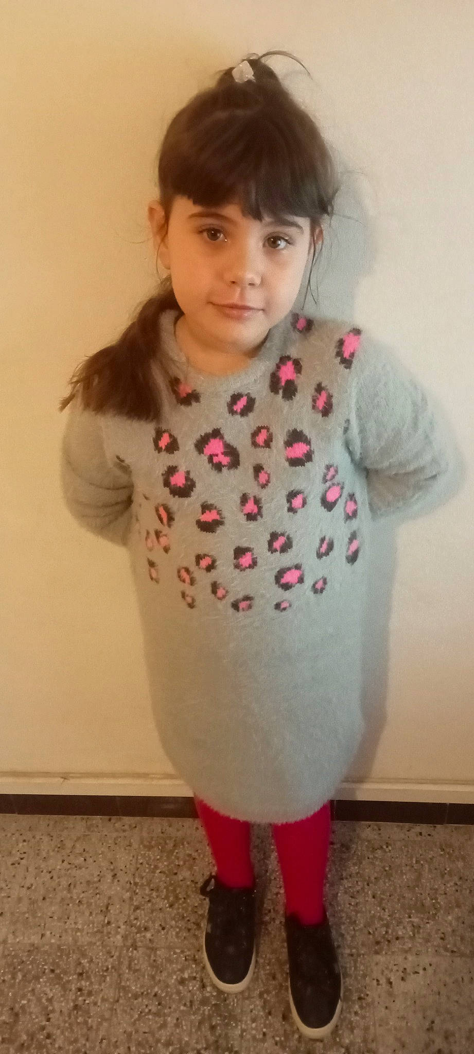 Emma participe au concours pour gagner de l'argent avec cette photo : cheek, day_dress, eyelash, face, facial_expression, gesture, hair, hairstyle, head, lip, neck, one_piece_garment, outerwear, person, pink, shoulder, skin, sleeve, standing, t_shirt