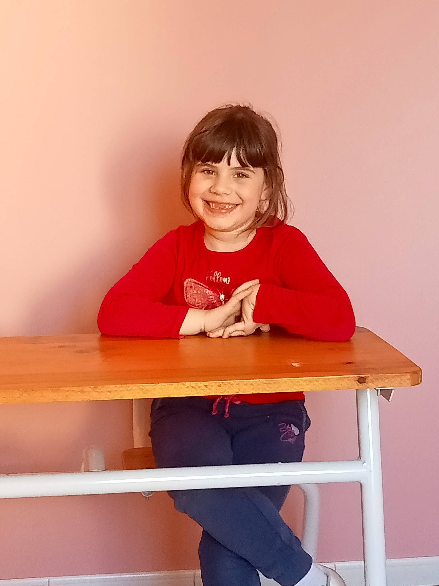 Emma participe au concours pour gagner de l'argent avec cette photo : chair, child, comfort, finger, fun, furniture, happy, human_body, joy, knee, laugh, leisure, person, room, sitting, sleeve, smile, standing, t_shirt, table