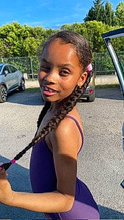 Divine a rejoint le concours — aidez-le/la à gagner de superbes lots ! abdomen, brown_hair, car, chest, electric_blue, fashion_accessory, fun, grass, happy, human_leg, jewellery, joy, leisure, long_hair, person, recreation, sky, thigh, tire, tree