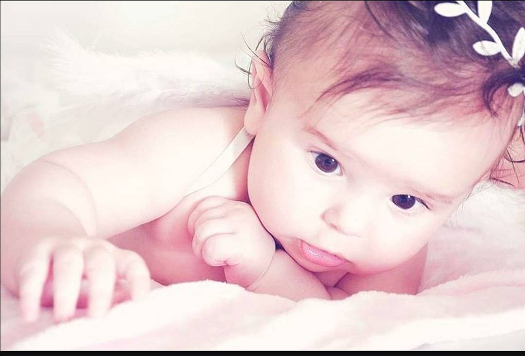 Hadzher a rejoint le concours — aidez-le/la à gagner de superbes lots ! baby, baby_toddler_clothing, cheek, child, close_up, comfort, ear, eyelash, finger, flash_photography, gesture, happy, iris, lip, nail, nose, person, pink, skin, thumb