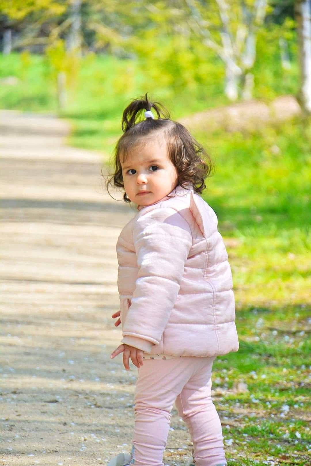 Hadzher a rejoint le concours — aidez-le/la à gagner de superbes lots ! baby_toddler_clothing, child, eye, eyewear, face, gesture, grass, hair, happy, head, people_in_nature, person, plant, recreation, sleeve, smile, street_fashion, toddler, tree, wood