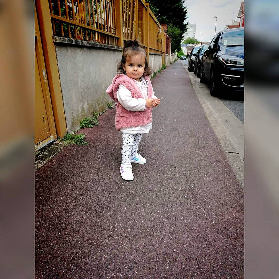 Hadzher participe au concours pour gagner de l'argent avec cette photo : asphalt, car, child, driveway, flooring, footwear, grass, leisure, pedestrian, person, personal_luxury_car, plant, recreation, road, road_surface, sidewalk, sky, street_fashion, toddler, travel