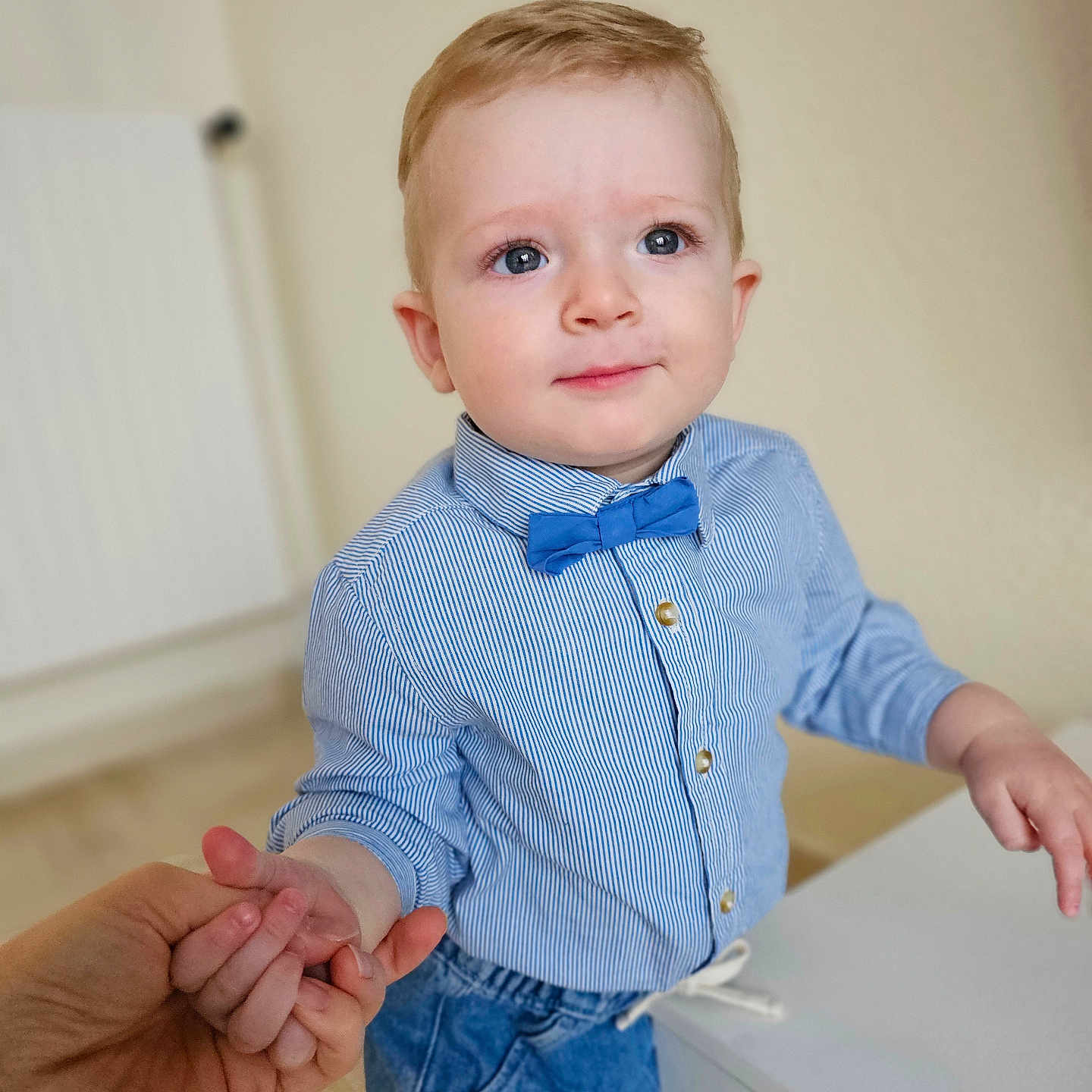 Gokhan a rejoint le concours — aidez-le/la à gagner de superbes lots ! accessories, baby, bodypart, clothing, dressshirt, face, finger, formalwear, hand, head, jeans, longsleeve, pants, person, photography, portrait, shirt, sleeve, tie, wrist