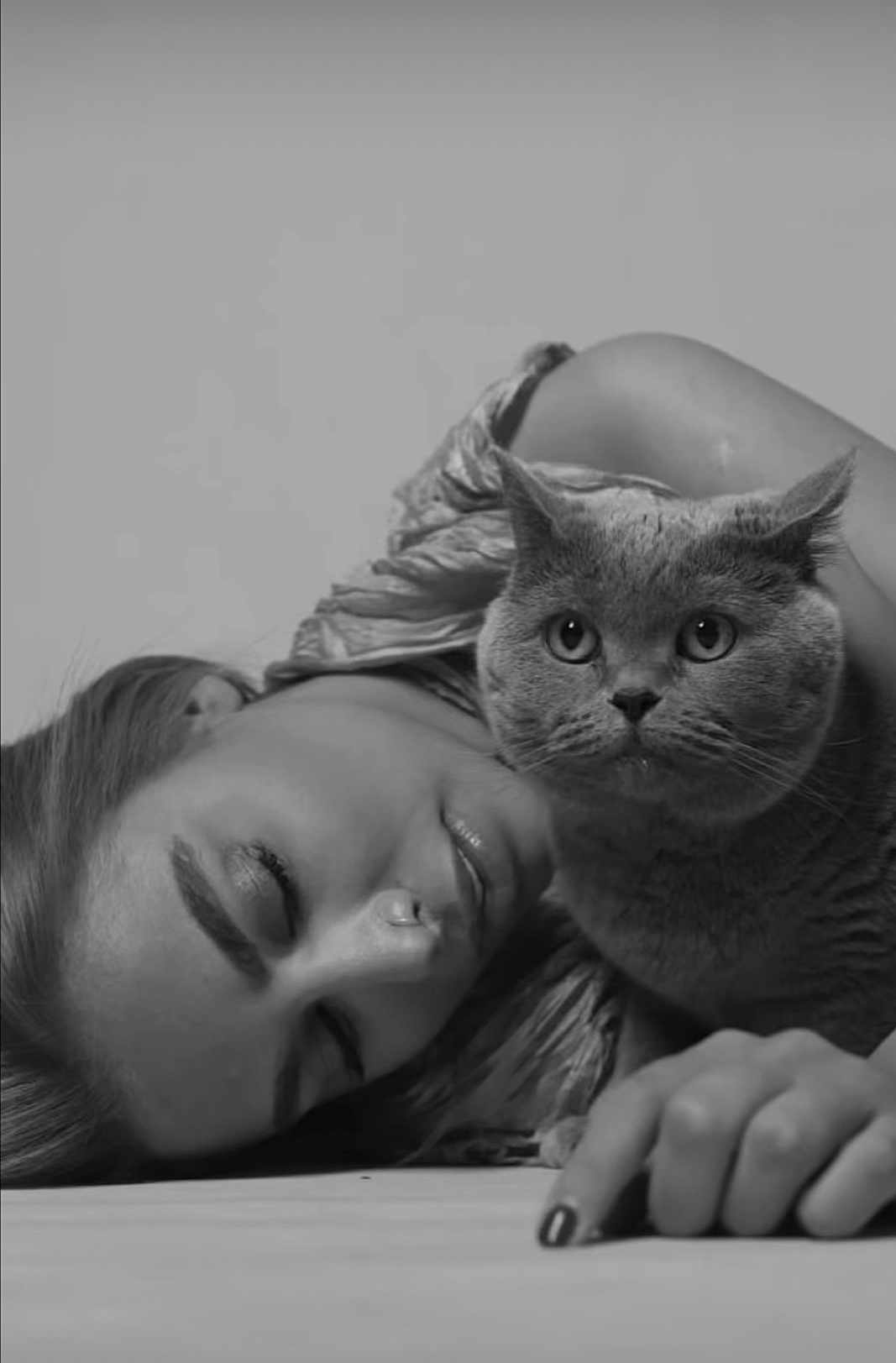 Ahmed Azzi a rejoint le concours — aidez-le/la à gagner de superbes lots ! animal, black_and_white, calm, cat, close_up, companion, eyes_closed, face, fur, hand, intimate, lying_down, monochrome, nail_polish, pet, portrait, soft_lighting, still_life, texture, woman