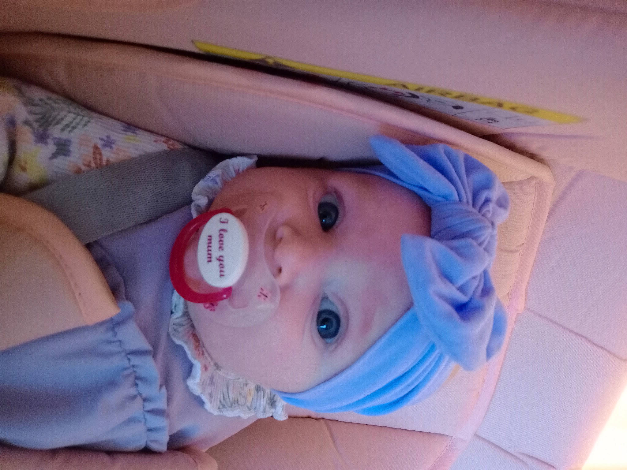 Éloïse participe au concours pour gagner de l'argent avec cette photo : baby, baby_products, baby_toddler_clothing, cheek, child, comfort, electric_blue, eyelash, fashion_accessory, happy, hat, headgear, headwear, iris, lip, nose, person, skin, toddler