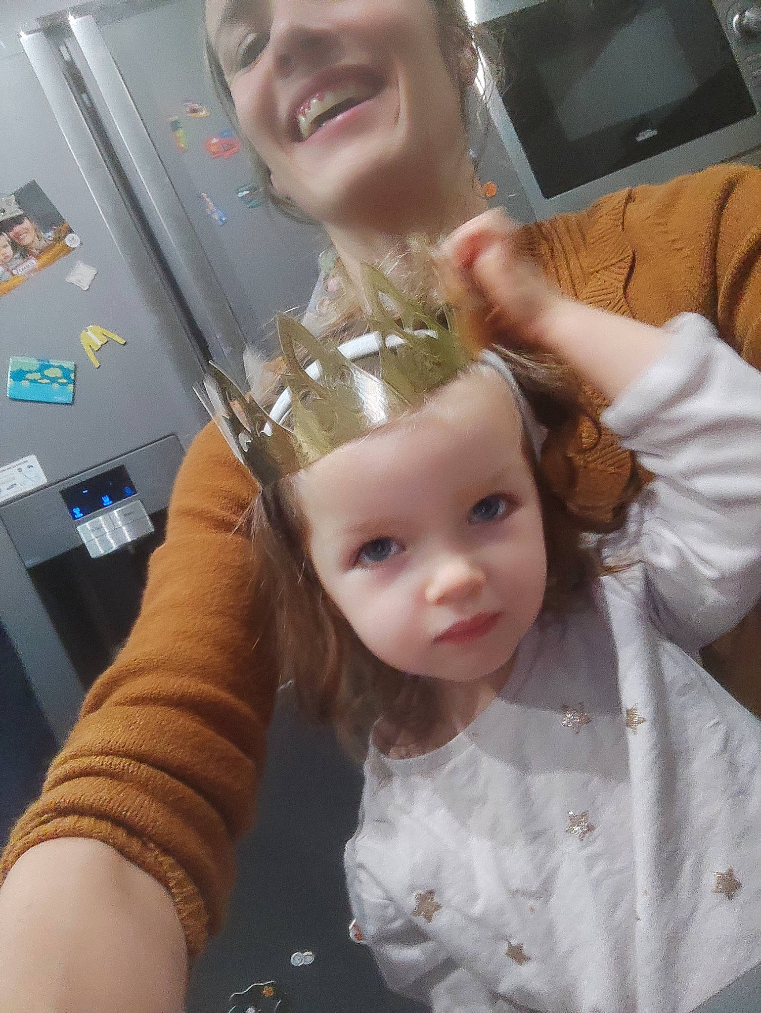 Faustine a rejoint le concours — aidez-le/la à gagner de superbes lots ! arm, baby, baby_toddler_clothing, blond, child, drinkware, ear, eyebrow, eyelash, gesture, happy, headwear, lip, nose, person, skin, sleeve, smile, tableware, television