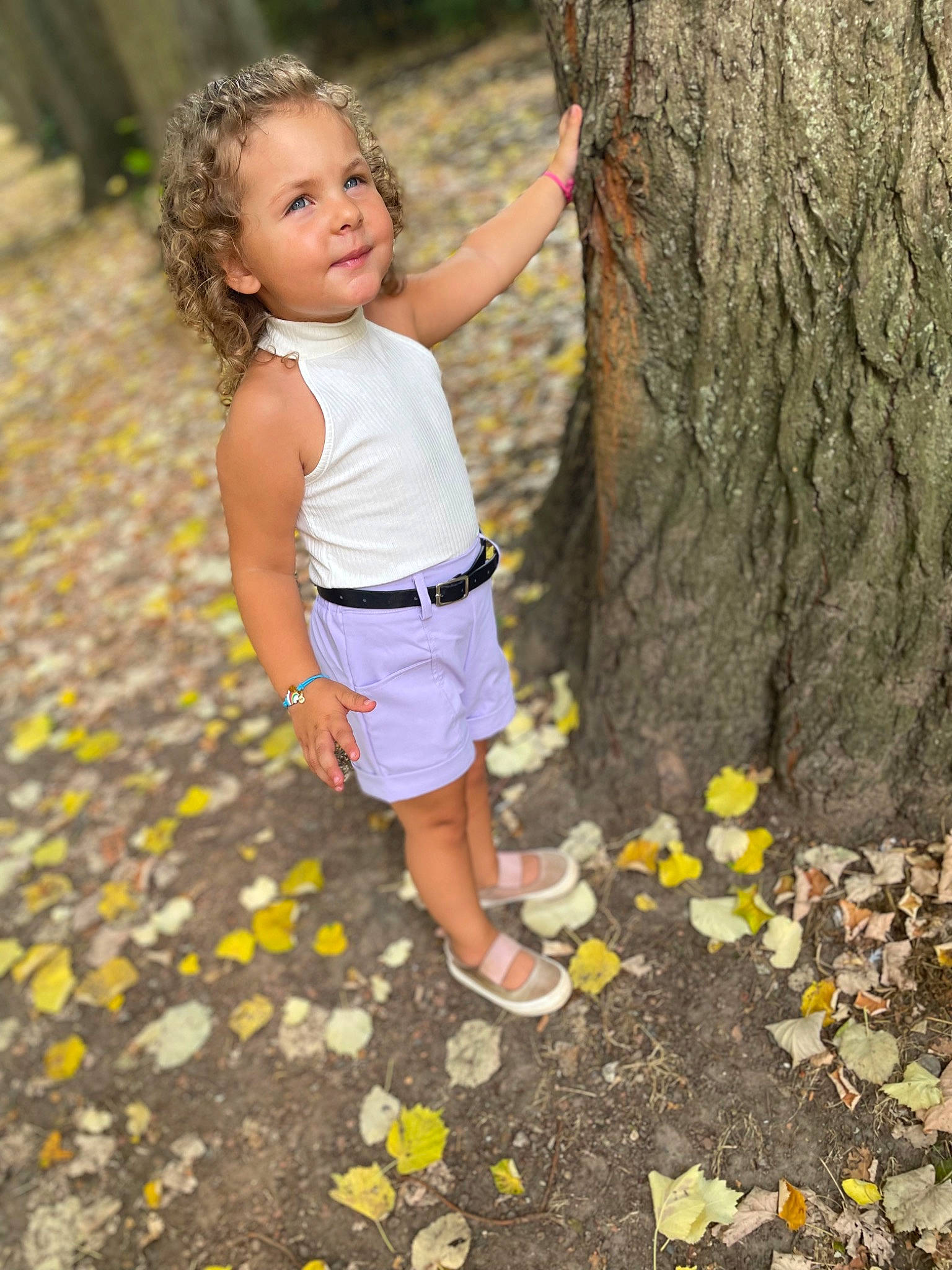 Emilia a rejoint le concours — aidez-le/la à gagner de superbes lots ! beauty, botany, deciduous, face, grass, happy, leaf, leisure, nature, people_in_nature, person, photograph, plant, sandal, shorts, smile, toddler, tree, trunk, wood