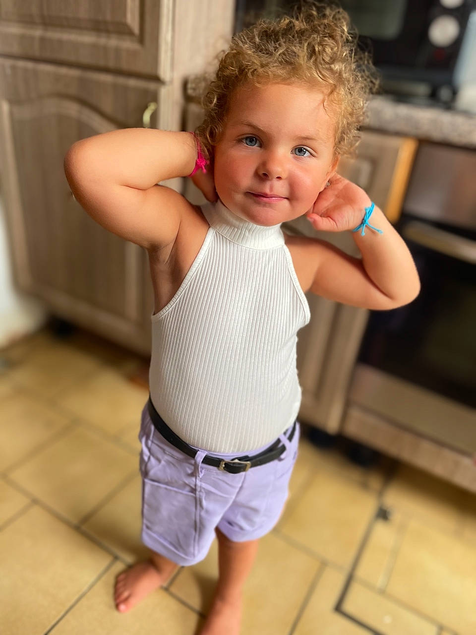 Emilia participe au concours pour gagner de l'argent avec cette photo : baby_toddler_clothing, elbow, face, flash_photography, floor, flooring, gesture, hair, hairstyle, happy, head, joint, joy, knee, person, shoulder, skin, sleeve, smile, thigh
