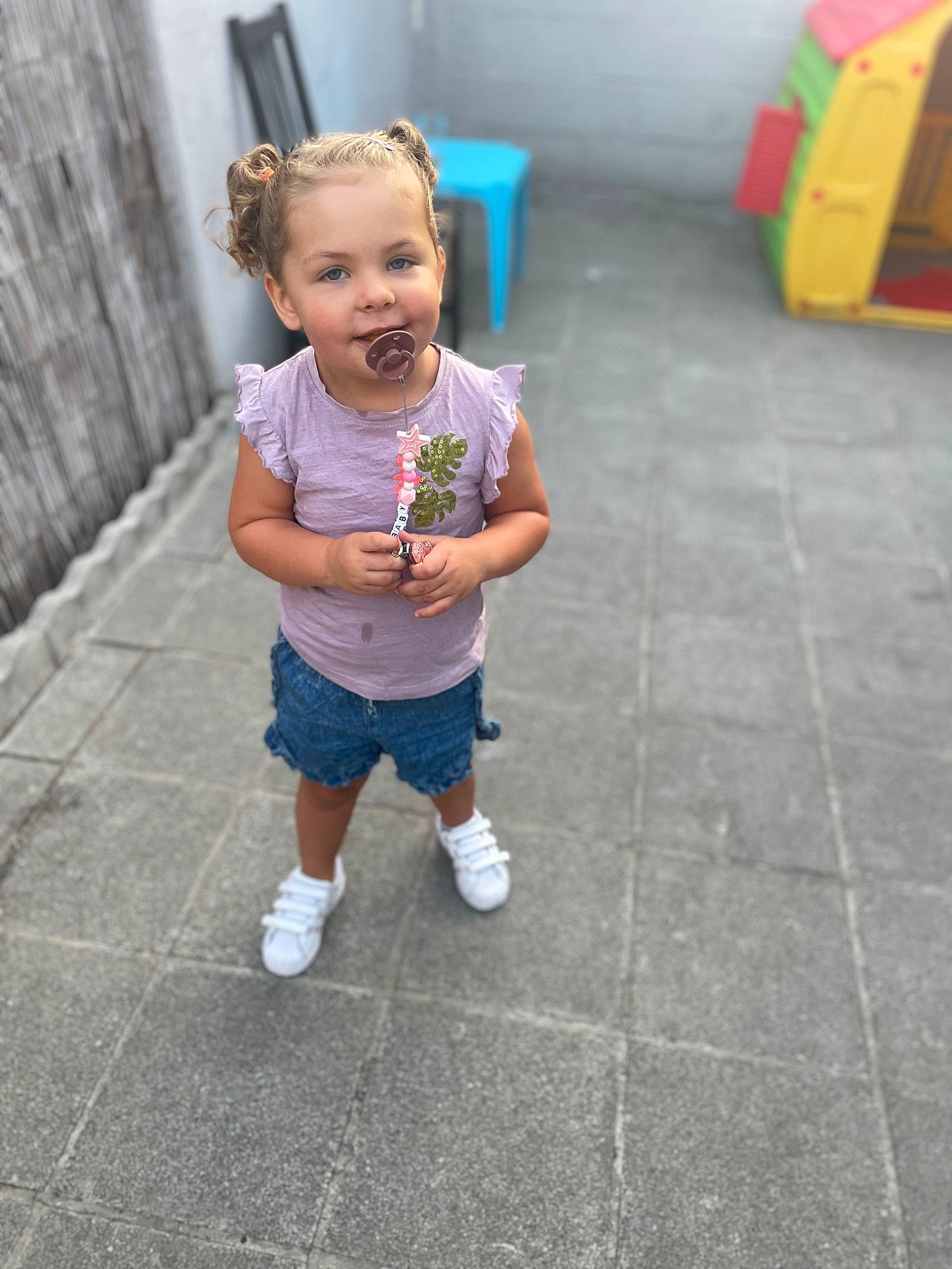Emilia participe au concours pour gagner de l'argent avec cette photo : asphalt, baby, baby_toddler_clothing, child, flooring, fun, hair, happy, head, human_leg, leg, leisure, magenta, person, road_surface, shorts, sidewalk, sleeve, smile, t_shirt