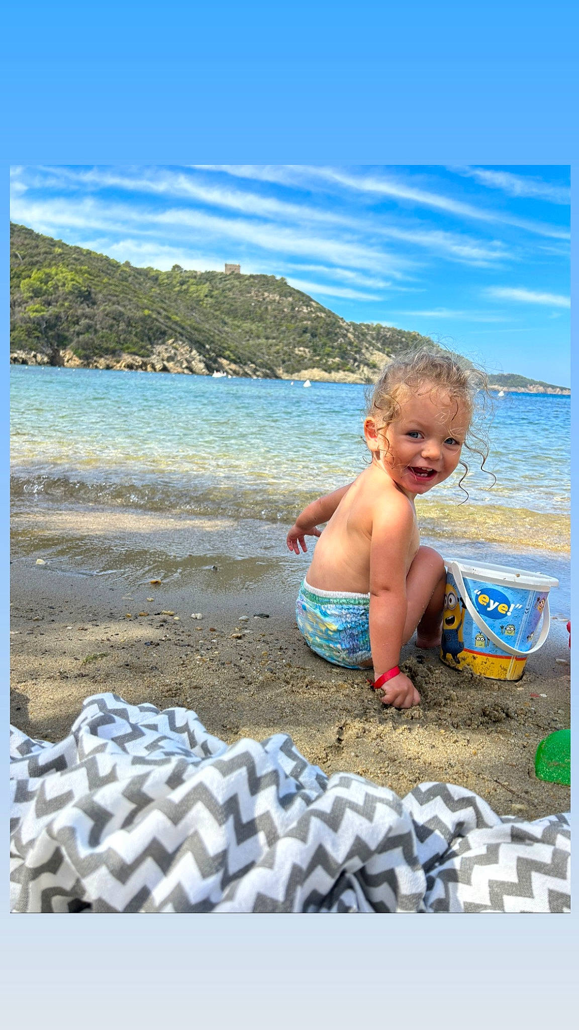 Elia participe au concours pour gagner de l'argent avec cette photo : azure, beach, blue, cloud, fun, happy, horizon, leisure, people_in_nature, people_on_beach, person, recreation, sand, shore, sky, smile, summer, toddler, travel, water