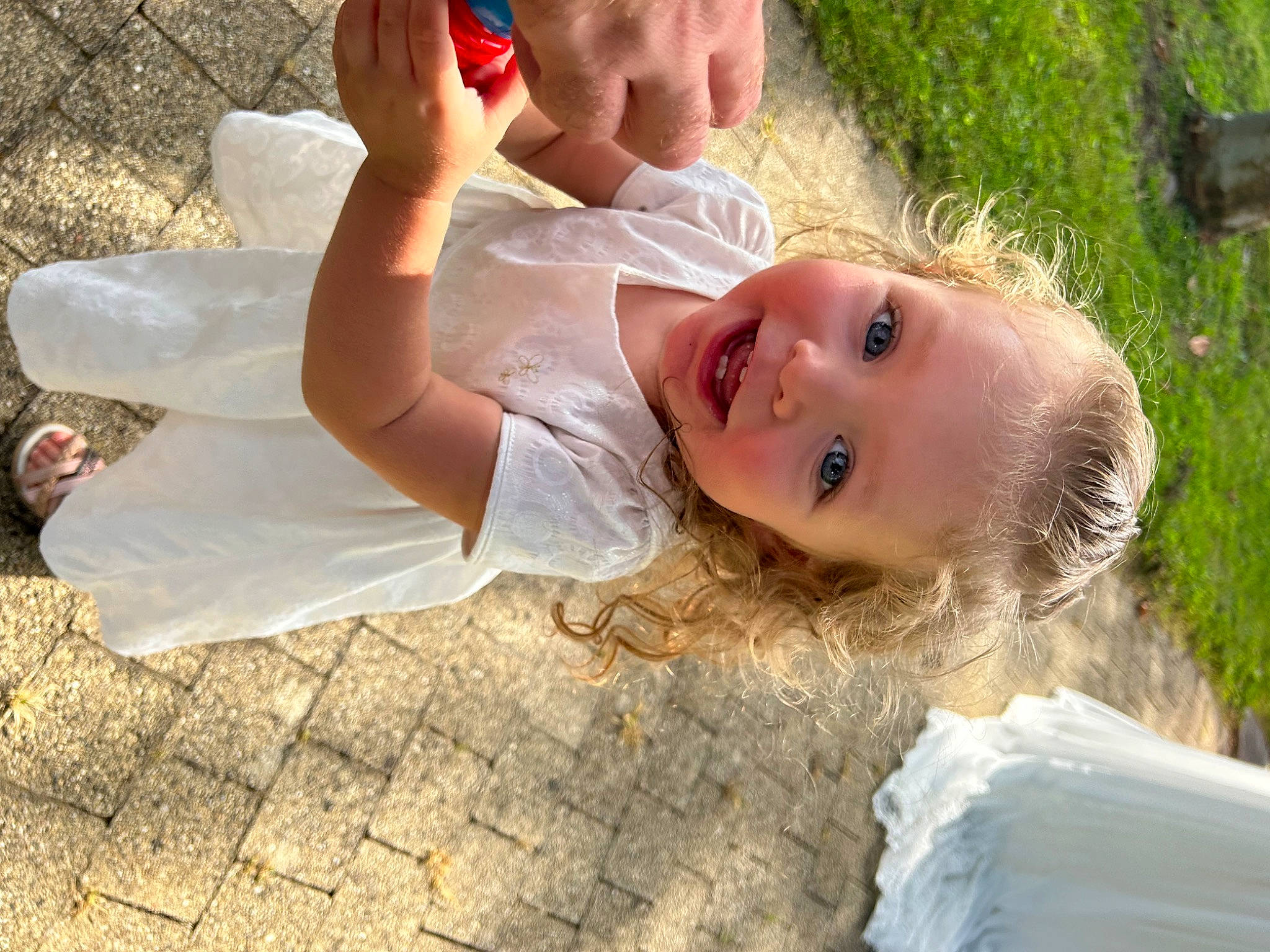 Elia a rejoint le concours — aidez-le/la à gagner de superbes lots ! baby, barefoot, blond, child, foot, fun, gesture, grass, happy, human_leg, joy, leisure, people_in_nature, person, plant, recreation, skin, smile, soil, thumb