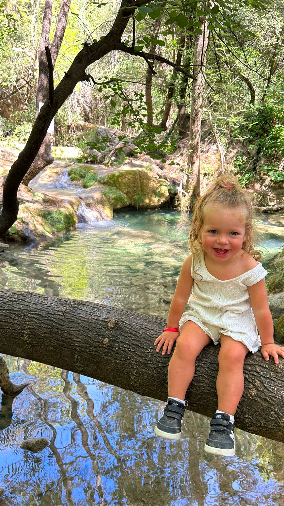 Elia a rejoint le concours — aidez-le/la à gagner de superbes lots ! bank, fluvial_landforms_of_streams, forest, grass, happy, joy, leisure, natural_landscape, nature, people_in_nature, person, plant, recreation, smile, spring, toddler, tree, trunk, water, watercourse