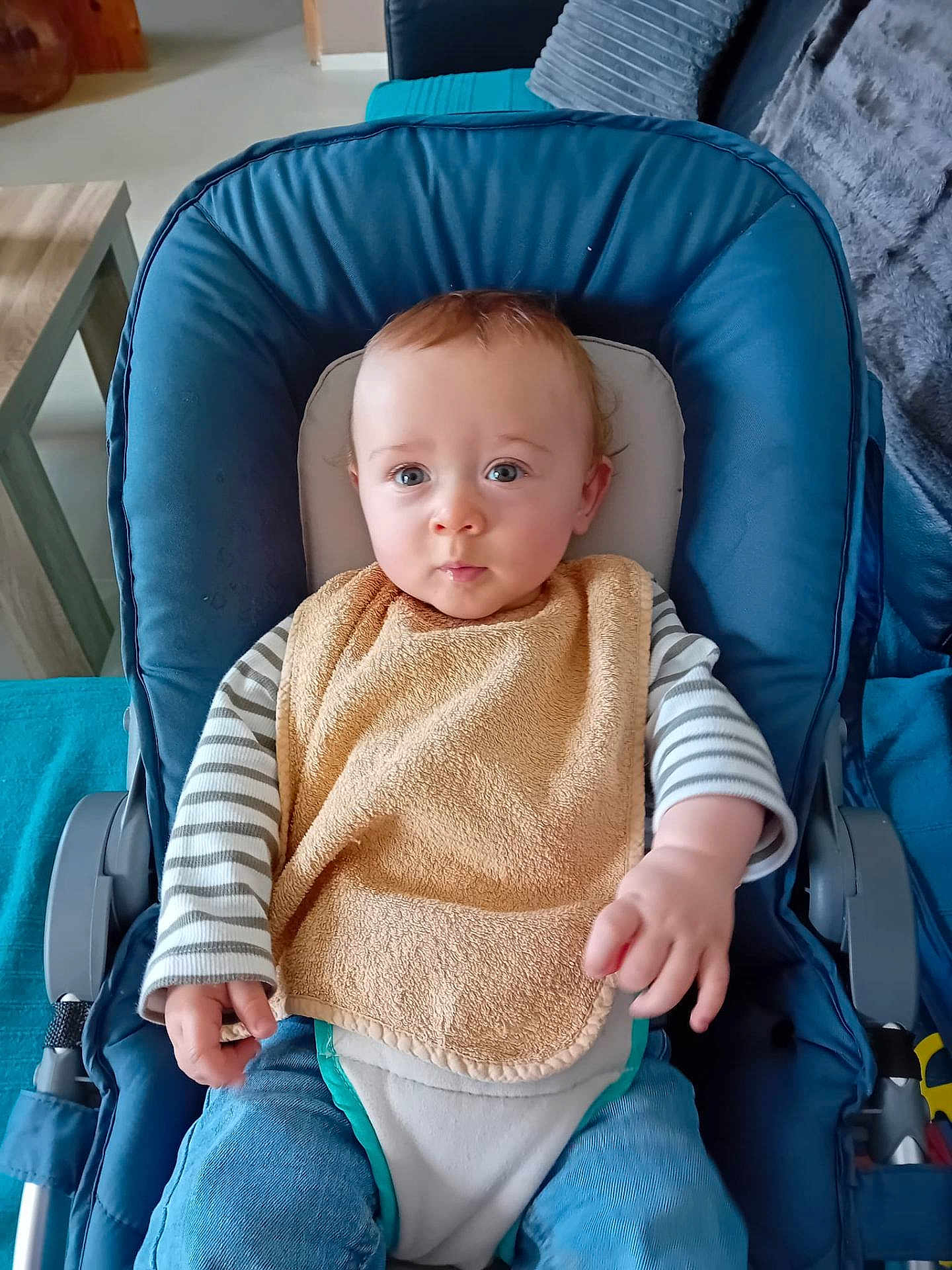 Noah a rejoint le concours — aidez-le/la à gagner de superbes lots ! baby, infant, blue_eyes, bib, striped_clothing, baby_seat, cushion, indoor, curious, small_hands, child, young, casual_clothing, furniture, soft_textile, person, cute, seated, home, portrait