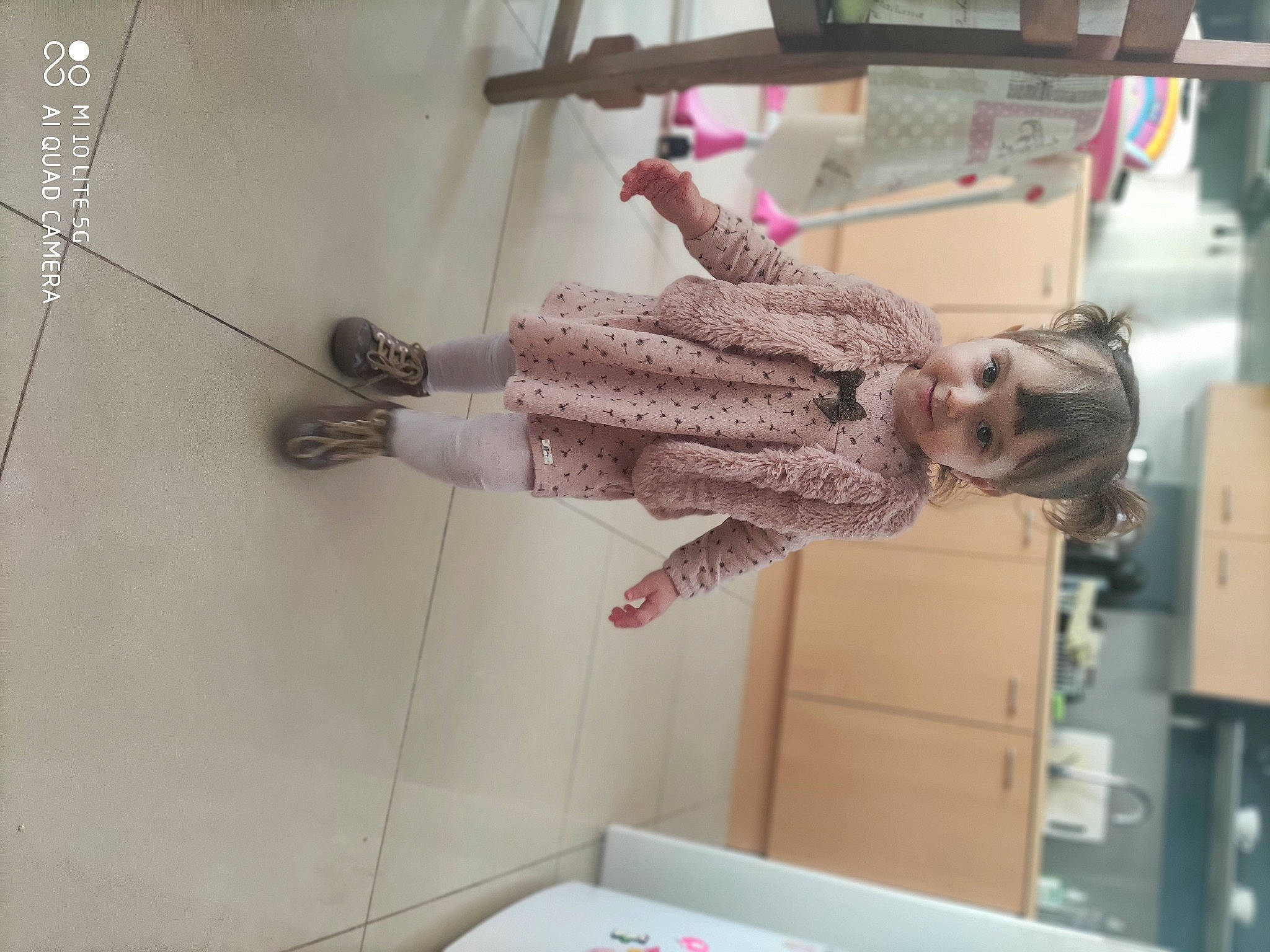 Giulia participe au concours pour gagner de l'argent avec cette photo : art, child, dress, fashion_design, flooring, fun, joy, person, room, visual_arts, wood, wrist