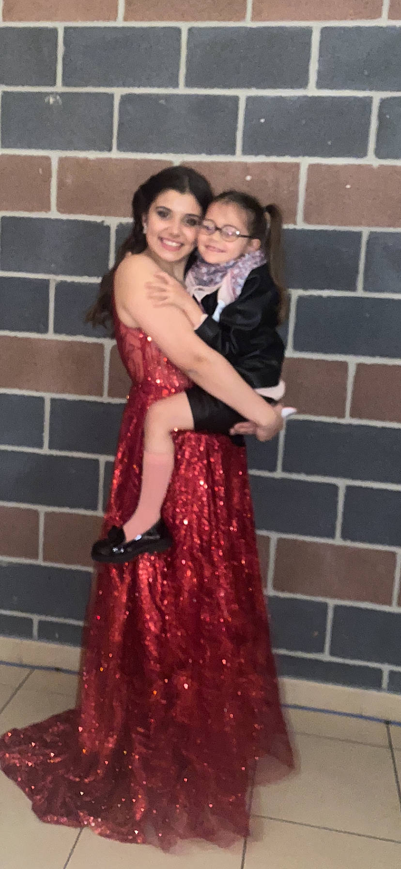 Eléana participe au concours pour gagner de l'argent avec cette photo : abdomen, beauty, brick, dance, entertainment, fashion_design, flash_photography, formal_wear, fun, gown, hair, happy, joy, long_hair, one_piece_garment, performing_arts, person, photograph, prom, smile