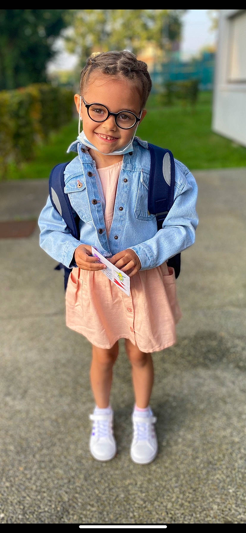 Eléana participe au concours pour gagner de l'argent avec cette photo : bag, blazer, collar, denim, dress_shirt, eye, eyewear, face, hairstyle, handbag, joy, knee, luggage_and_bags, necklace, person, sleeve, smile, sneakers, street_fashion, style