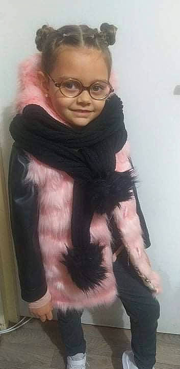 Eléana a rejoint le concours — aidez-le/la à gagner de superbes lots ! animal_product, black_hair, eye, eyewear, fashion_design, fur_clothing, gesture, glasses, happy, joy, lip, long_hair, neck, person, shawl, skin, sleeve, smile, stole, textile