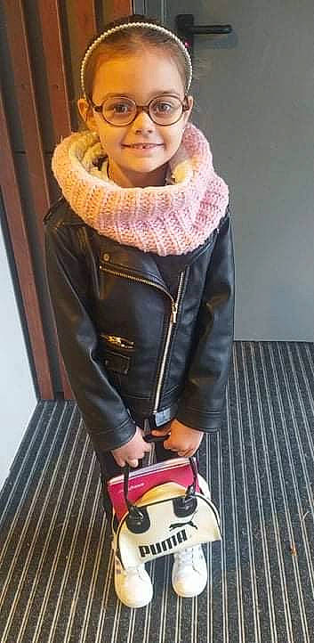 Eléana participe au concours pour gagner de l'argent avec cette photo : arm, cool, eyewear, glasses, hand, happy, headgear, human_body, jacket, joint, joy, leather_jacket, person, sleeve, smile, snapshot, standing, stole, street_fashion, vision_care